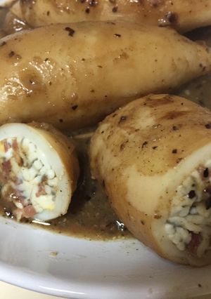Foto principal de Calamares rellenos de gulas en salsa de almendras e higos