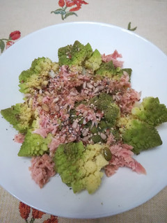 Una foto de Ensalada tibia de romanesco y atún