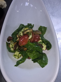 Una foto de Ensalada de Verdes, Queso de Cabra y Hongos
