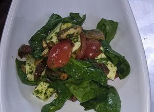 Una foto de Ensalada de Verdes, Queso de Cabra y Hongos