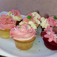 A picture of Cup cake frosting.