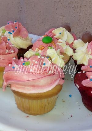 A picture of Cup cake frosting.