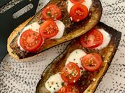 Une photo de aubergine tomate seche