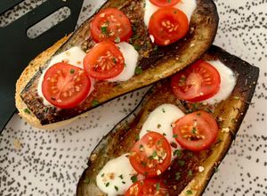 Une photo de ☆Bruschettas aux aubergines grillées, tomates et mozzarella☆