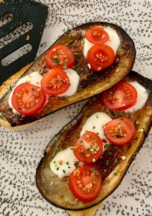 Une photo de ☆Bruschettas aux aubergines grillées, tomates et mozzarella☆
