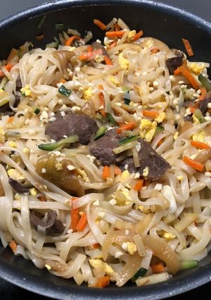 Une photo de Pad thaï de bœuf