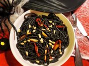 Une photo de plat avec spaghetti