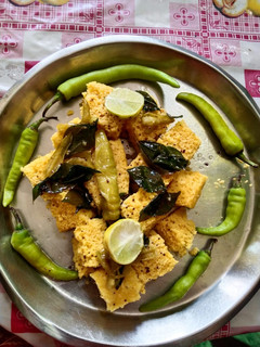 गुजराती खमन ढोकला (Gujrati khaman dhokla recipe in hindi) रेसिपी मुख्य फोटो