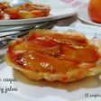 Canastillas de caqui sobre mus de queso