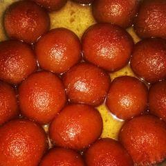A picture of Gulab jamun.