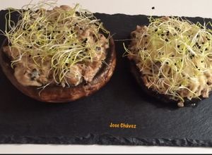 Una foto de Champiñones Portobellogigantes rellenos de atún con un toque de salsa de Boletus