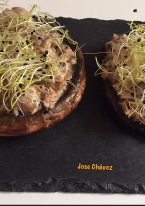 Foto principal de Champiñones Portobellogigantes rellenos de atún con un toque de salsa de Boletus