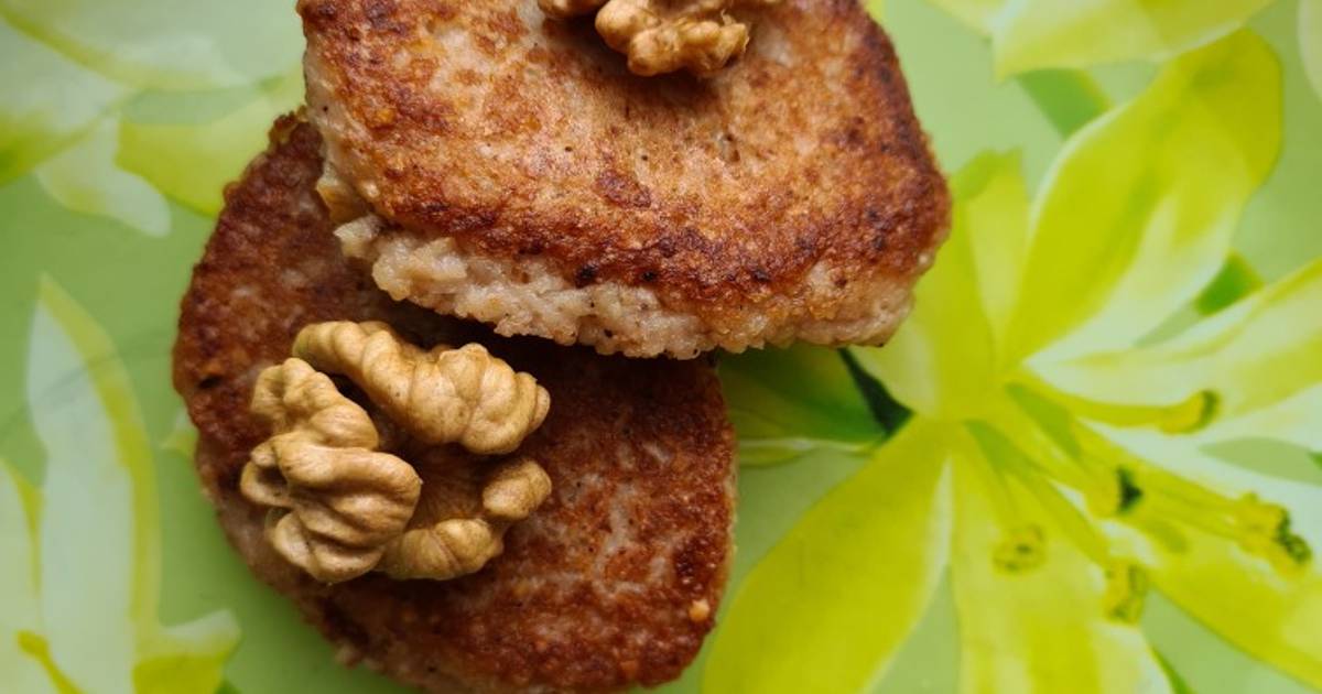 Мясные котлеты с сыром и грецкими орехами на сковороде: рецепт - Лайфхакер