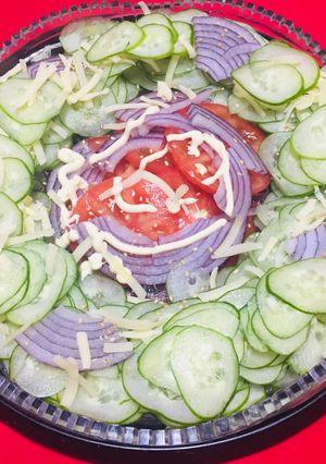 Una foto de Carpaccio de pepino, tomate, cebolla roja y queso mozzarella!