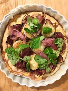Une photo de Tarte aux figues, chèvre et jambon cru