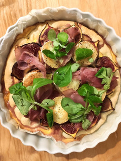 Une photo de Tarte aux figues, chèvre et jambon cru