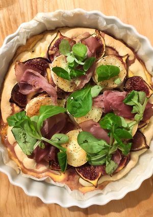 Une photo de Tarte aux figues, chèvre et jambon cru
