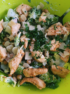 A picture of Caesar salad with chickpeas and garlic dressing 💚.