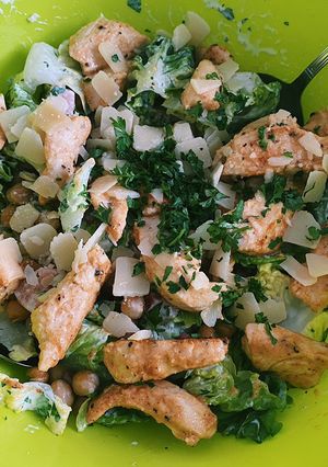 A picture of Caesar salad with chickpeas and garlic dressing 💚.