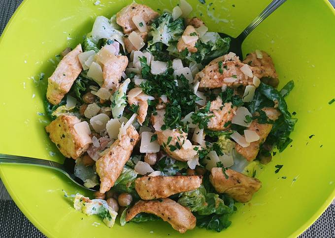 Simple Way to Make Super Quick Homemade Caesar salad with chickpeas and garlic dressing 💚