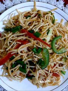 हक्का नूडल्स (Hakka noodles recipe in hindi) रेसिपी मुख्य फोटो