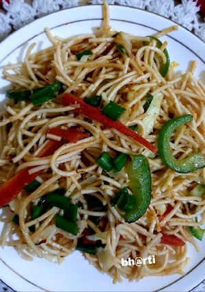 हक्का नूडल्स (Hakka noodles recipe in hindi) रेसिपी मुख्य फोटो
