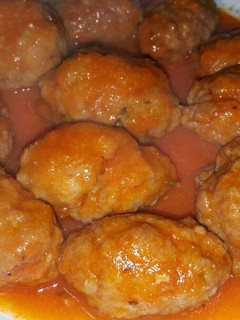 Una foto de Albondigones en salsa ricos!