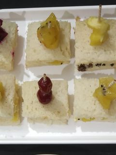 ફ્રુટ ચીઝ સેન્ડવિચ (Fruit Cheese Sandwich Recipe In Gujarati) રેસીપી મુખ્ય ફોટો