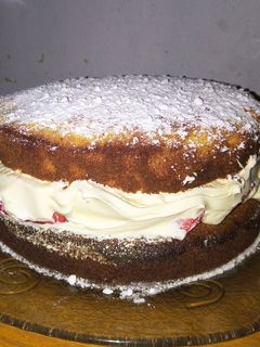 Una foto de Torta de crema Chantilly y frutillas fácil