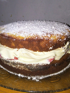 Una foto de Torta de crema Chantilly y frutillas fácil