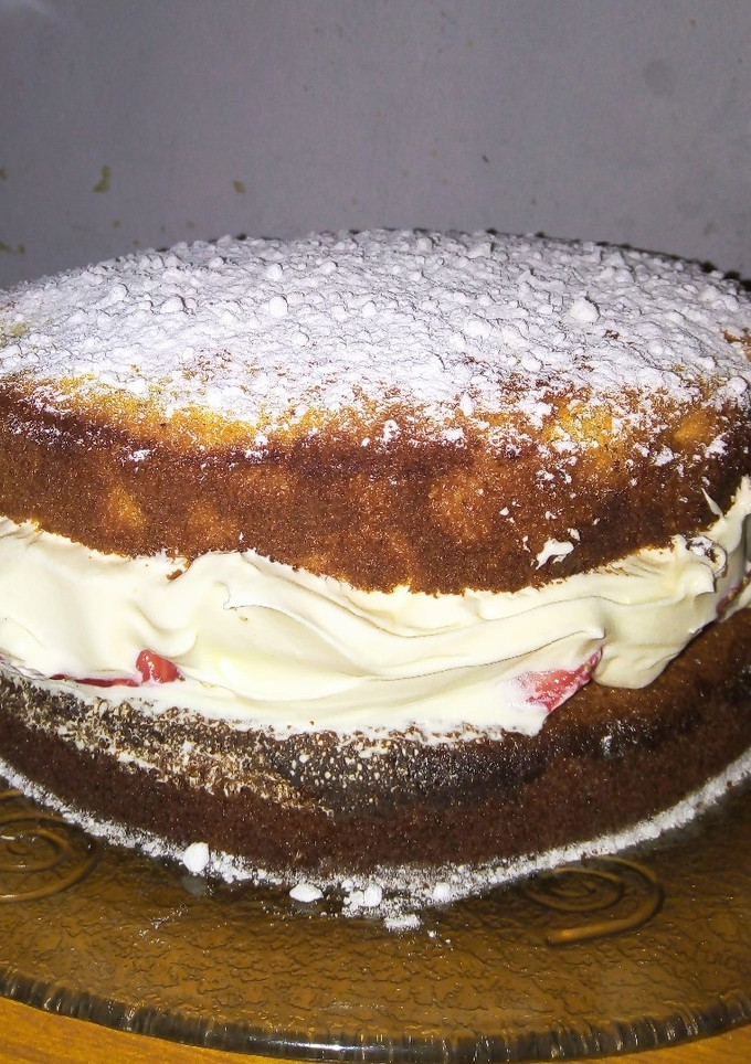 Una foto de Torta de crema Chantilly y frutillas fácil