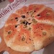 خبز بالزيتون والبصل