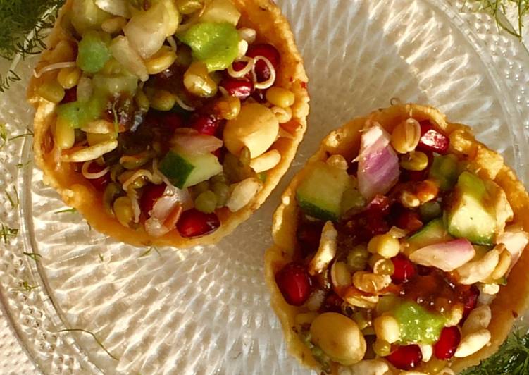 Recipe of Award-winning Sprouts bhel in healthy baskets