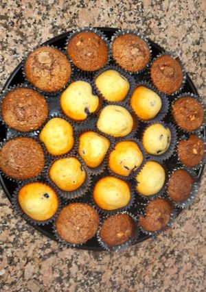 Una foto de Magdalenas de chocolate y vainillas con arándanos 🫐🍫🧁