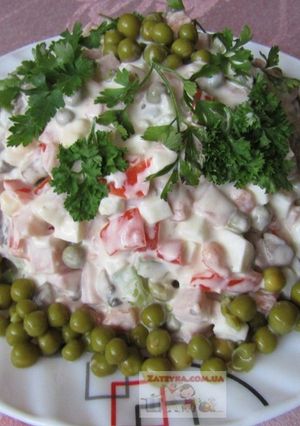 Фото Салат с ветчиной, яйцами и овощами.