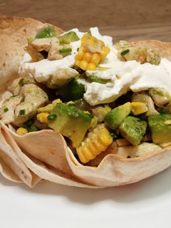 Una foto de Ensalada de pollo con aguacate en canasta de tortitas