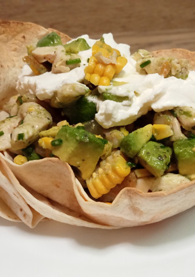 Una foto de Ensalada de pollo con aguacate en canasta de tortitas