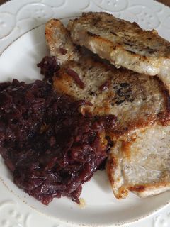 Una foto de Filetes de cerdo con cebolla morada