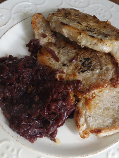 Una foto de Filetes de cerdo con cebolla morada