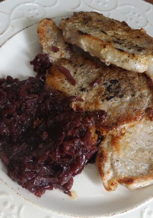 Una foto de Filetes de cerdo con cebolla morada