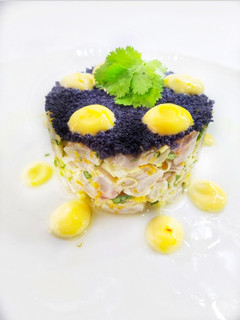 Una foto de Tartar de corvina con mayonesa de azafrán