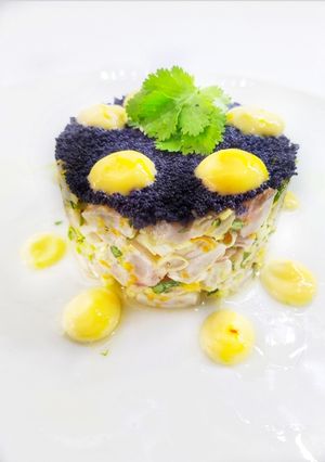 Una foto de Tartar de corvina con mayonesa de azafrán
