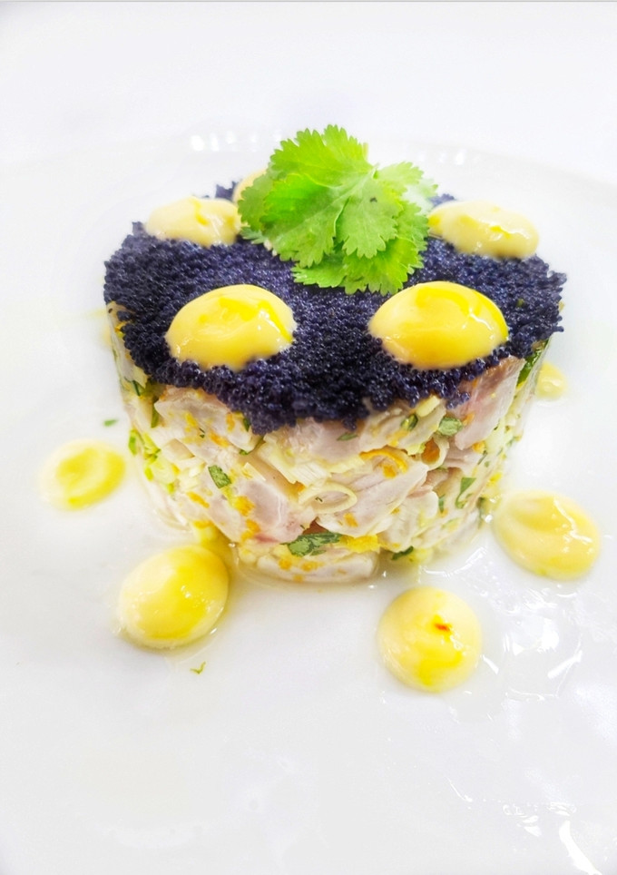 Una foto de Tartar de corvina con mayonesa de azafrán