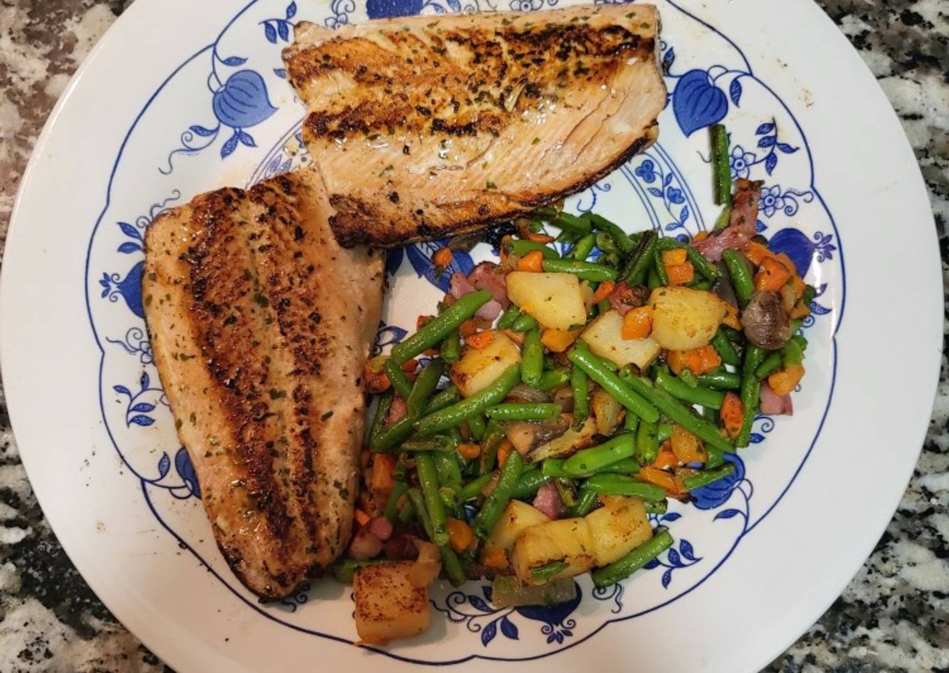 Filete de salmón con panache de verduras