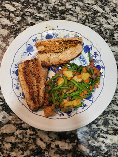 Una foto de Filete de salmón con panache de verduras