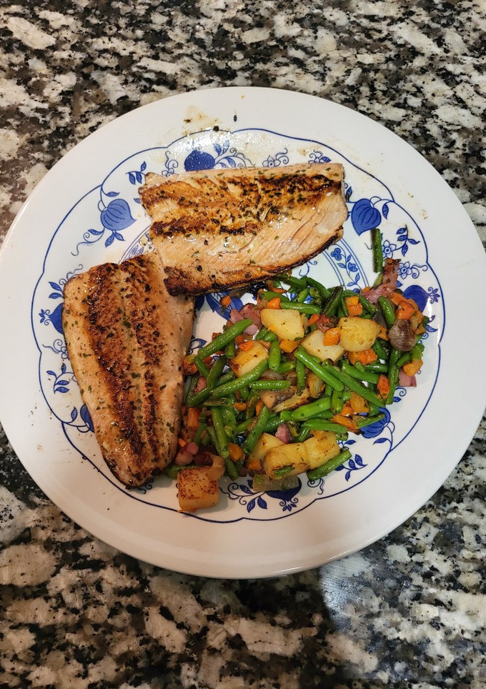 Una foto de Filete de salmón con panache de verduras
