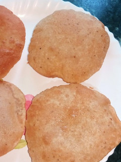 अजवाइन की पूरी (ajwain ki poori recipe in Hindi) रेसिपी मुख्य फोटो