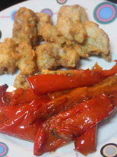 Una foto de Contramuslo de pollo rebozado con pimientos fritos