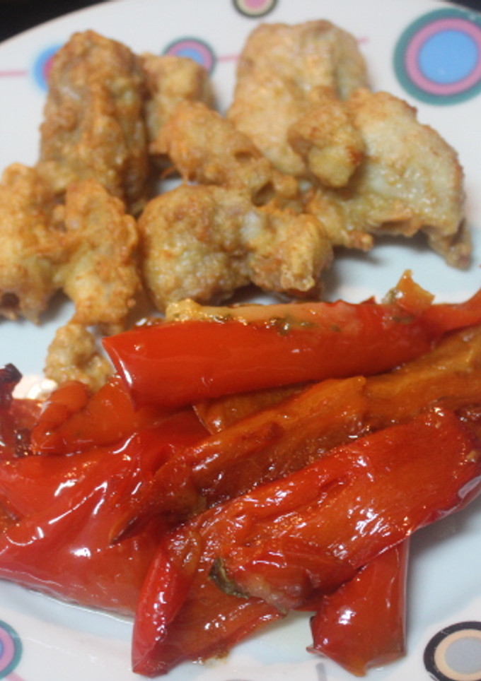 Una foto de Contramuslo de pollo rebozado con pimientos fritos