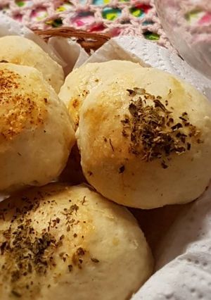 Una foto de Pan tiernizados con un toque de orégano, ají y jengibre"